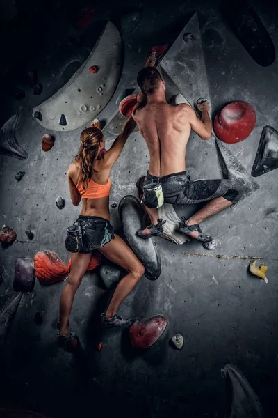 Escalada deportiva masculina y femenina — Foto de Stock