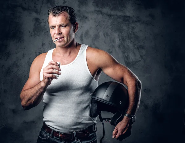 En man i en vit t shirt rökning cigarett — Stockfoto