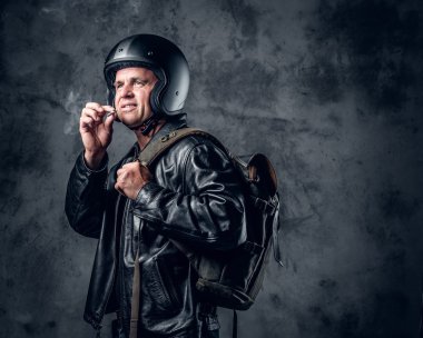 Bir sigara deri ceketli bir adamı