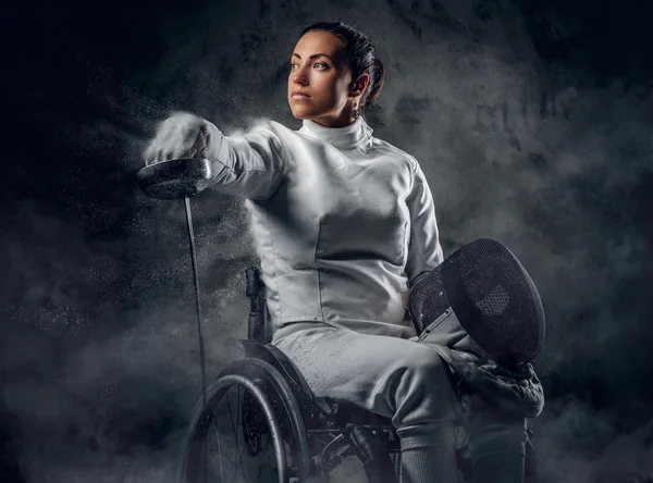 Esgrimista de silla de ruedas paralímpica femenina — Foto de Stock