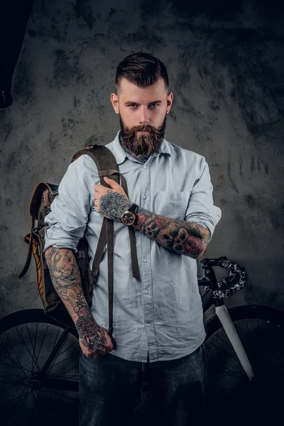 Hipster barbuto maschio con borsa e bicicletta — Foto Stock