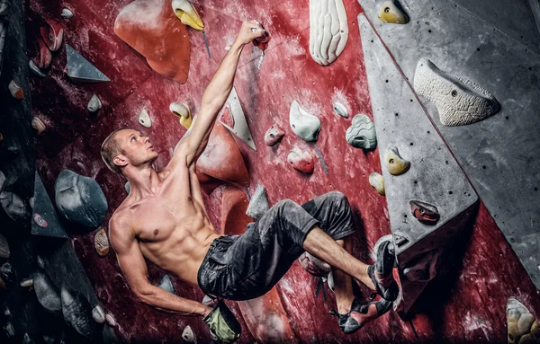 Male climbing on an indoor climbing wall — Stock Photo, Image