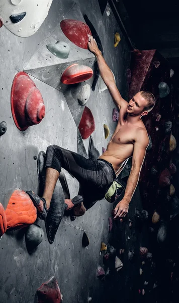 Escalada masculina en un muro de escalada interior — Foto de Stock