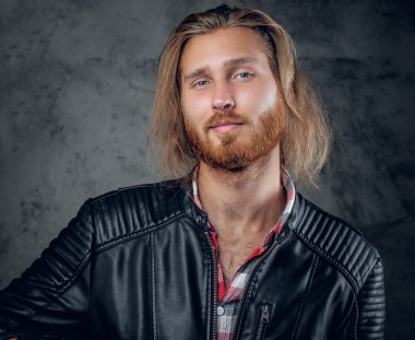 Kızıl saçlı erkek deri ceket