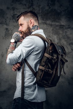 Dövmeli backpacker poz 