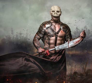 Kafatası maskeli erkek kılıç tutan