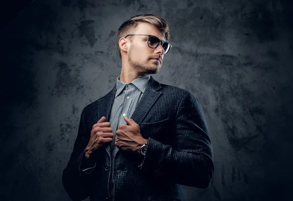 Férfi öltöny és napszemüveg — Stock Fotó