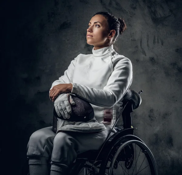 車椅子の女性剣士 — ストック写真