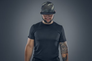 Beyzbol şapkalı sakallı erkek