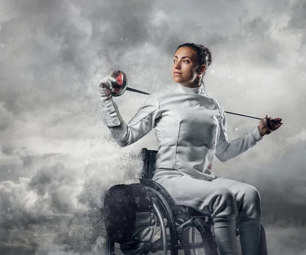 Fauteuil roulant paralympique féminin escrime — Photo