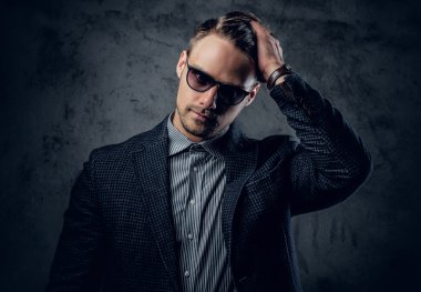 Erkek takım elbise ve güneş gözlüğü