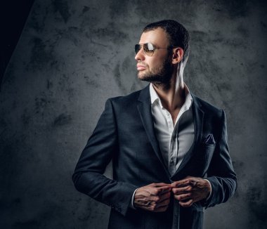 Erkek güneş gözlüğü ve gri iş ceket