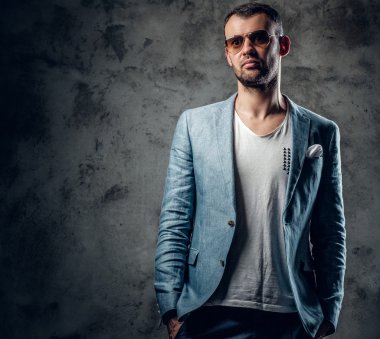 Erkek masmavi ceket ve güneş gözlüğü