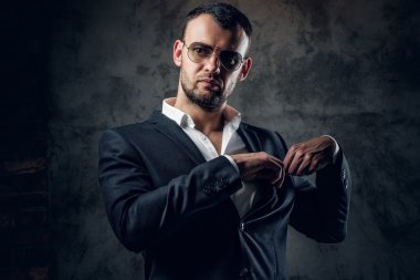 Erkek beyaz gömlek ve iş ceket 