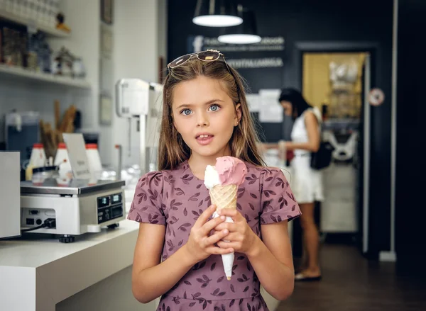 Fiatal, csinos lány fagylalttal — Stock Fotó