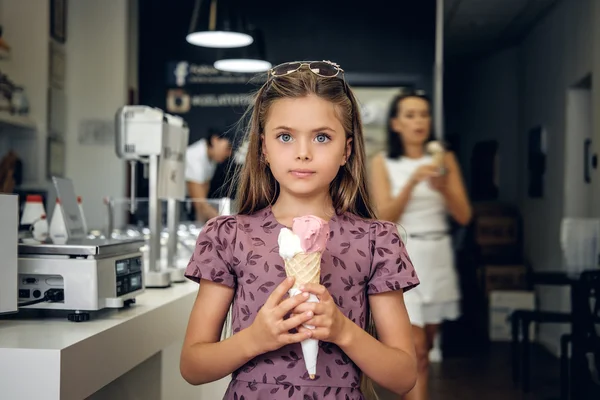 Fiatal, csinos lány fagylalttal — Stock Fotó