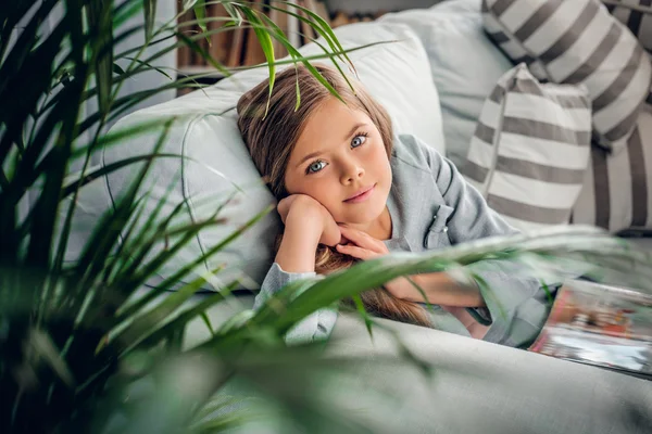 Menina deitada no sofá — Fotografia de Stock