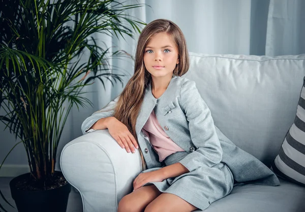 Девушка позирует на диване в гостиной — стоковое фото