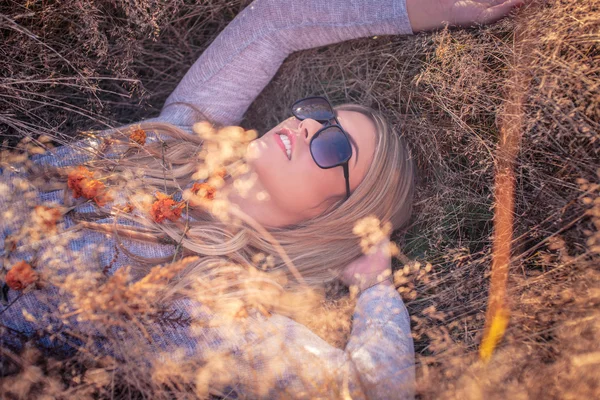 Sorrindo loira fêmea em óculos de sol — Fotografia de Stock