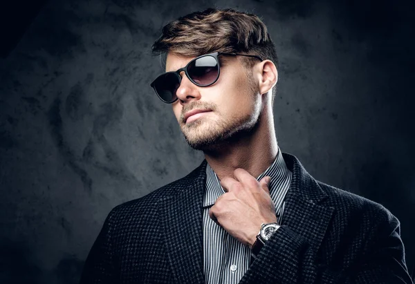 Mężczyzna w garnitur i okulary przeciwsłoneczne — Zdjęcie stockowe
