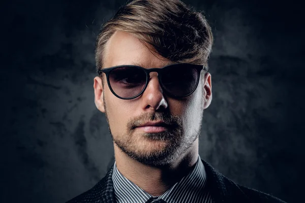 Glamour male in sunglasses — Stock Photo, Image