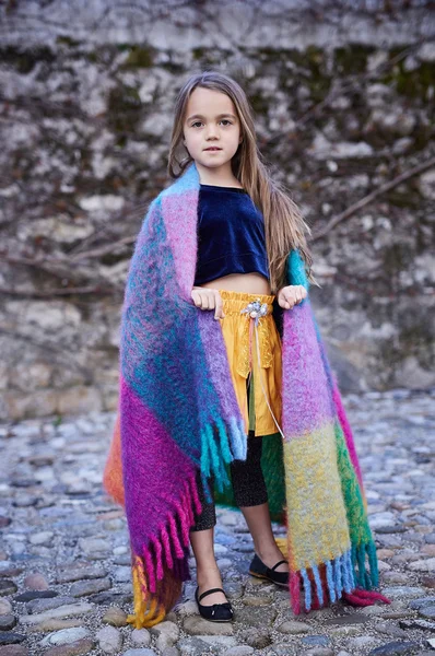 Kislány keresztkötés-ban egy meleg takaró — Stock Fotó