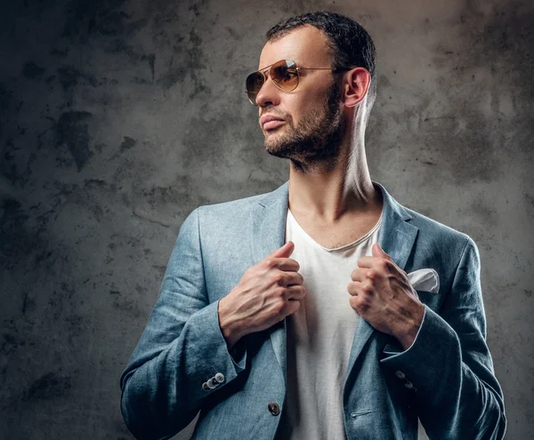 Man in azure jas en zonnebril — Stockfoto