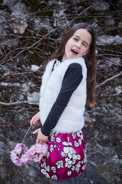 Uma menina segura um buquê de flores — Fotografia de Stock