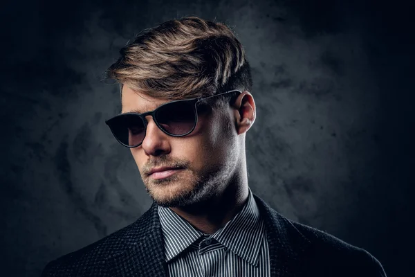 Glamour masculino en gafas de sol — Foto de Stock