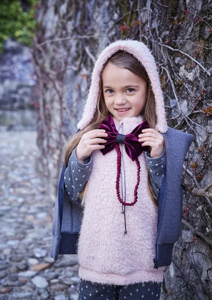 Flicka i varma höst kläder — Stockfoto