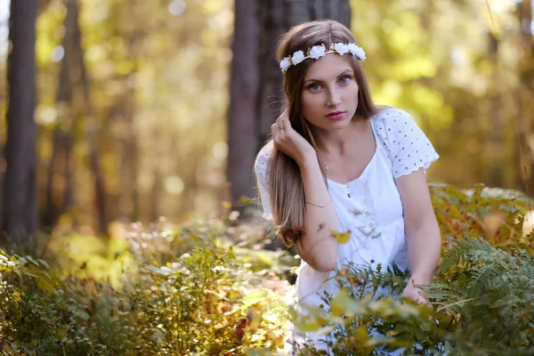 Sommersprossige Frau mit Blume — Stockfoto