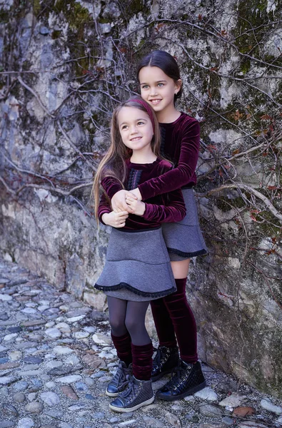 Dvě sladké dívky pózuje venku — Stock fotografie