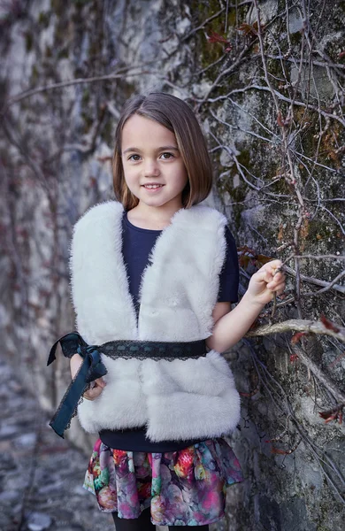 Młoda dziewczyna w ciepłe jesienne ubrania — Zdjęcie stockowe