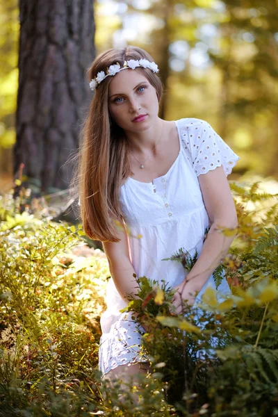 Mulher sardenta com círculo de flor — Fotografia de Stock