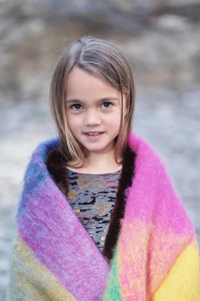 Menina envolto em um cobertor colorido quente — Fotografia de Stock