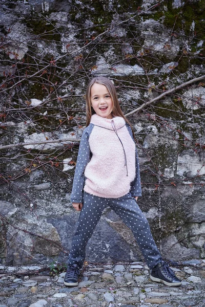 Mladá dívka v teplé podzimní oblečení — Stock fotografie