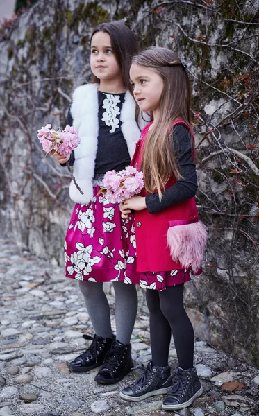 Dvě sladké dívky pózuje venku — Stock fotografie
