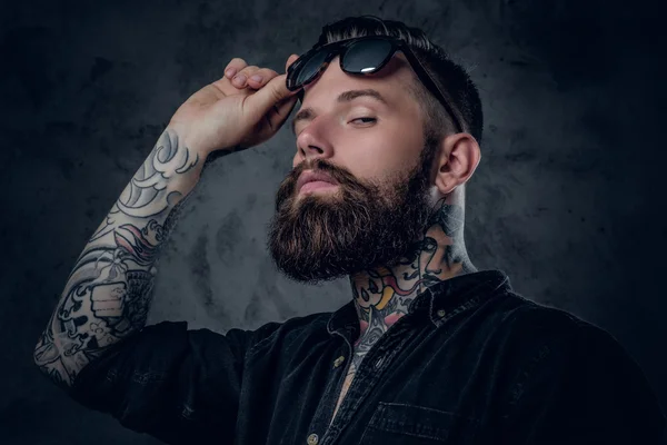Татуированный хипстер-мужчина в солнечных очках — стоковое фото