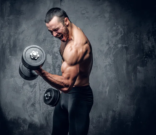 Hombre haciendo ejercicios de bíceps —  Fotos de Stock
