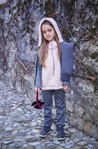 Menina jovem em roupas quentes de outono — Fotografia de Stock