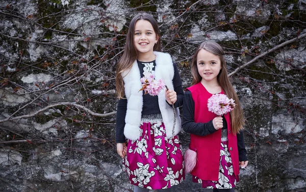 Duas meninas doces posando ao ar livre — Fotografia de Stock