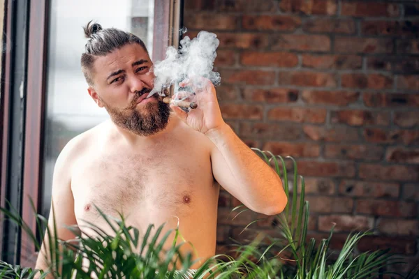 Félmeztelen férfi dohányzás szivar — Stock Fotó
