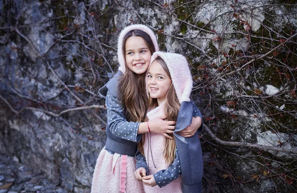 Two sweet girls posing outdoor — Stock Photo, Image