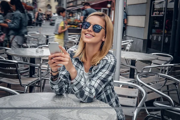 Donna sorridente con smartphone — Foto Stock