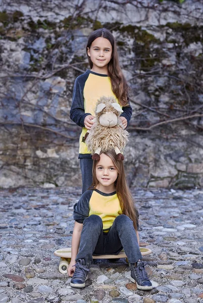 Duas meninas doces posando ao ar livre — Fotografia de Stock