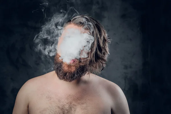 Мужчина без рубашки курит сигарету — стоковое фото