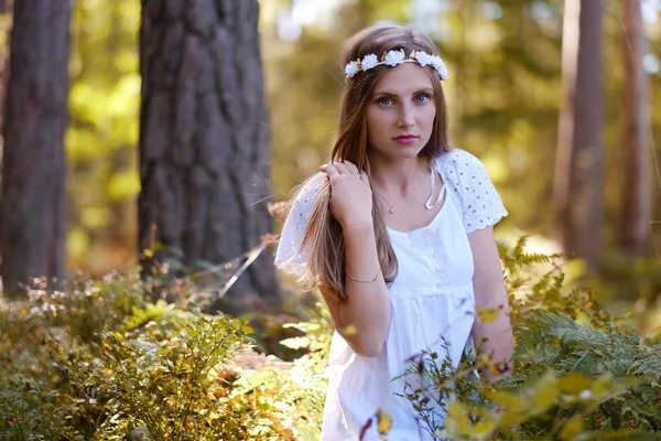 Fräknig kvinna med diadem blomma — Stockfoto