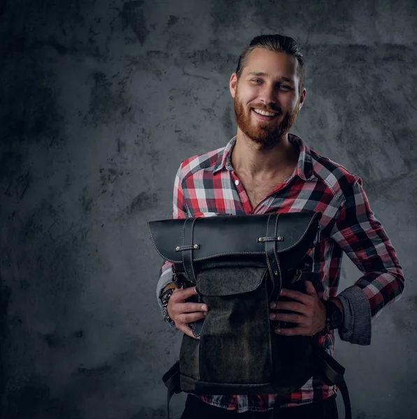 Bebaarde mannen poseren met lederen rugzak — Stockfoto