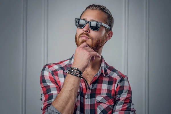 Roodharige hipster in zonnebril — Stockfoto