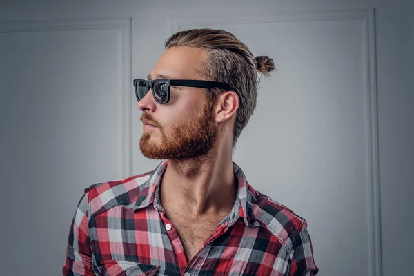 Roodharige hipster in zonnebril — Stockfoto